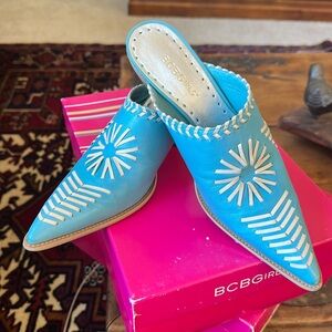 Vintage BCBGirls turquoise & cream mule size 7